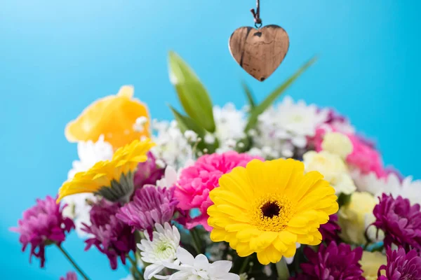 Belles fleurs avec coeur sur fond bleu — Photo