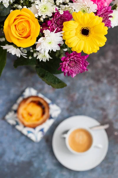 Όμορφα λουλούδια και καφέ με παστέλ de nata — Φωτογραφία Αρχείου