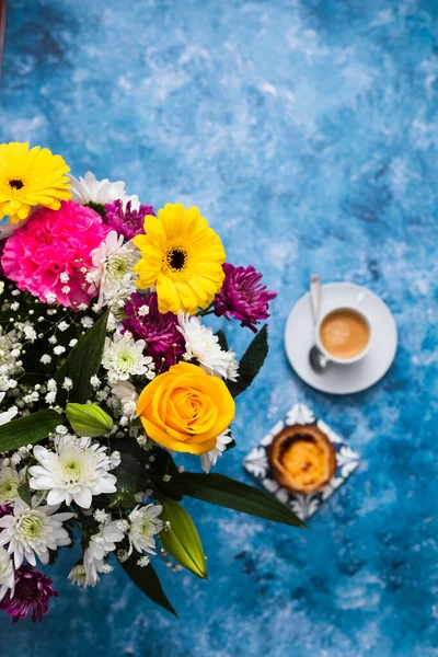 Piękne kwiaty i kawa z pastel de nata — Zdjęcie stockowe