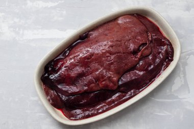 Seramik zemin üzerinde çiğ domuz ciğeri