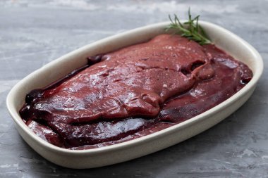 Seramik zemin üzerinde çiğ domuz ciğeri