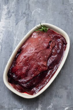 Seramik zemin üzerinde çiğ domuz ciğeri