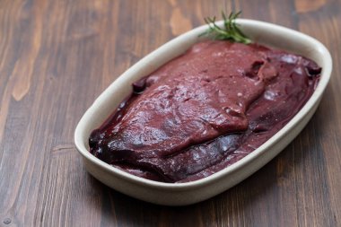 Seramik zemin üzerinde çiğ domuz ciğeri