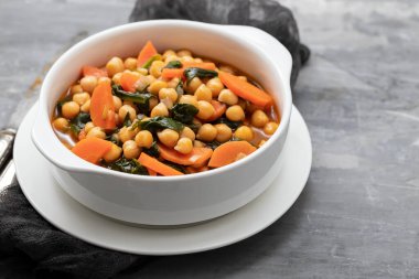 Havuçlu nohut ve seramik sırt çanağında ıspanak.