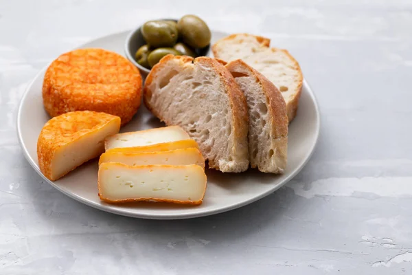 Aperitivo queso con pan y aceitunas en el plato — Foto de Stock