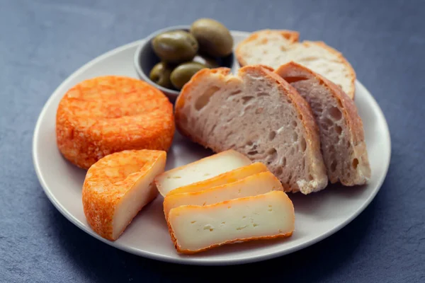 Ekmek ve zeytinli aperatif peynir. — Stok fotoğraf
