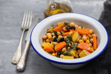 Havuçlu nohut ve seramik sırt çanağında ıspanak.