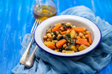 Havuçlu nohut ve seramik sırt çanağında ıspanak.