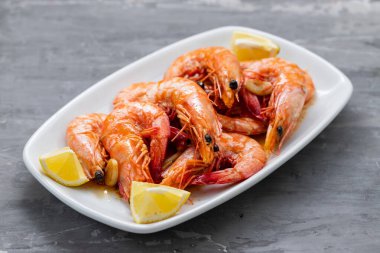 Limonlu haşlanmış karides.