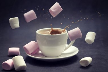 Koyu arkaplanlı bir fincan kahve.