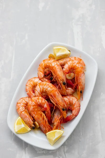 Boiled shrimps with lemon on white dish on ceramic  background — Stock Photo, Image