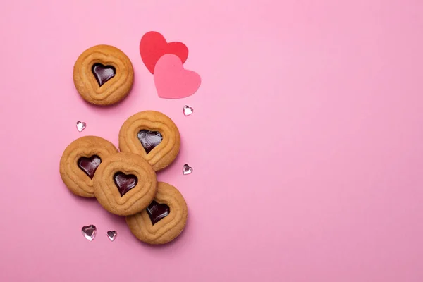 Cookies med hjärtan på rosa bakgrund — Stockfoto