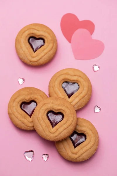 핑크 배경에 하트가 그려진 쿠키 — 스톡 사진