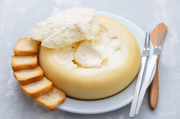 Soft portuguese cheese with toasts on white plate on ceramic bac — 스톡 사진