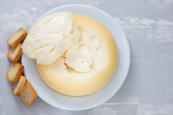 Мягкий португальский сыр с тостами на белой тарелке на керамических баках — стоковое фото