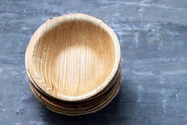 Seramik zemin üzerinde biyolojik olarak çözünebilir, eko-freandly küçük tabaklar