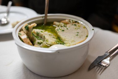 Tipik Portekiz bölgesel yemeği Alentejo acorda alentejana 