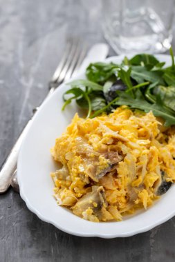 Seramik zemin üzerinde yumurta püresi ile morina balığı