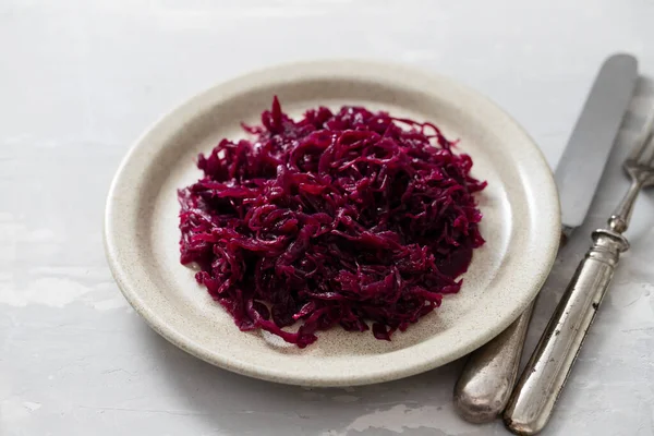 Ensalada Col Púrpura Plato Sobre Fondo Cerámica —  Fotos de Stock