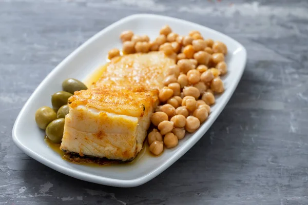 Bacalao Frito Con Garbanzos Aceitunas Sobre Plato Blanco Sobre Fondo — Foto de Stock