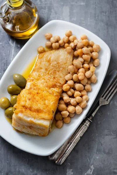 Bacalao Frito Con Garbanzos Aceitunas Sobre Plato Blanco Sobre Fondo — Foto de Stock