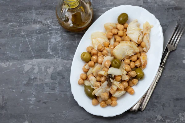 Bezelyeli Morina Balığı Seramik Arka Planda Beyaz Tabakta Zeytin — Stok fotoğraf