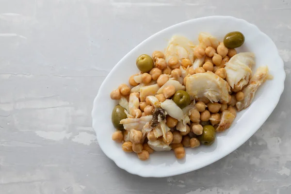 Bacalhau Com Grão Bico Azeitonas Prato Branco Sobre Fundo Cerâmico — Fotografia de Stock