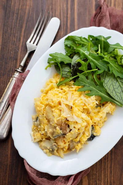 Pescado Bacalao Con Puré Huevos Plato Sobre Fondo Madera Marrón —  Fotos de Stock