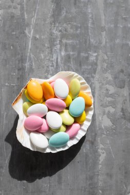 Seramik arkaplanda kabuklu renkli şekerler