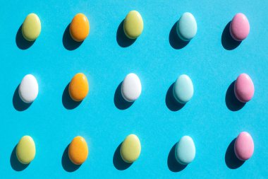 Mavi arkaplanda renkli şekerler