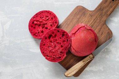 Tahta tepside pancar kırmızısı ekmek ve seramik zemin