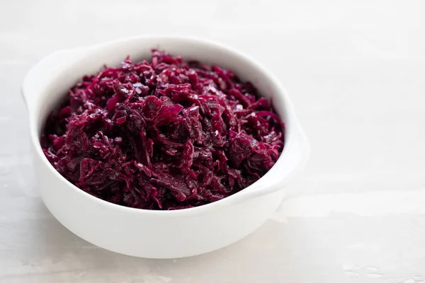 Ensalada Col Morada Tazón Blanco Sobre Fondo Cerámica —  Fotos de Stock