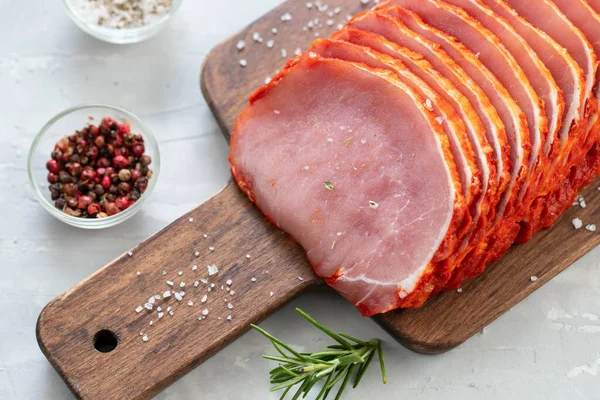 Carne Marinada Tábua Madeira Com Ervas — Fotografia de Stock