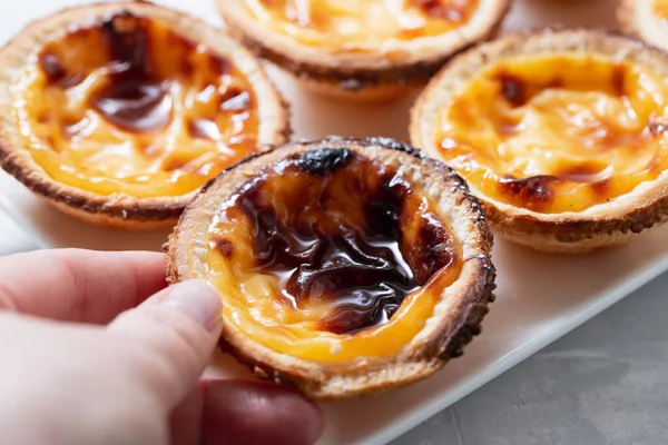 Doces Típicos Portugueses Pastel Nata Prato Branco Sobre Fundo Cerâmico — Fotografia de Stock