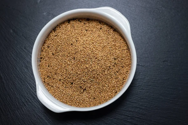 Quinoa Bílém Misce Keramickém Pozadí — Stock fotografie