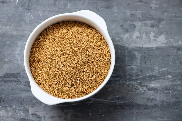 Quinoa Bílém Misce Keramickém Pozadí — Stock fotografie