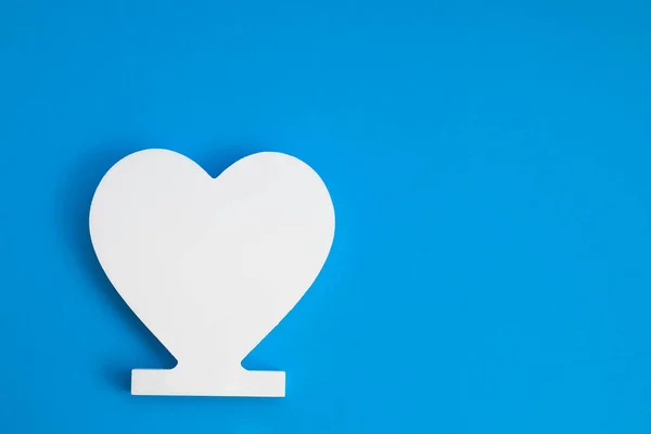 Bílé Dřevěné Srdce Modrém Papíře Pozadí — Stock fotografie
