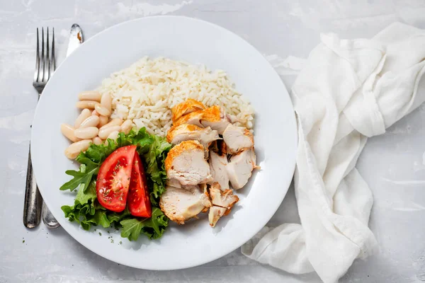 Gegrillte Hühnerbrust Mit Salat Und Gekochtem Reis Auf Weißem Teller — Stockfoto