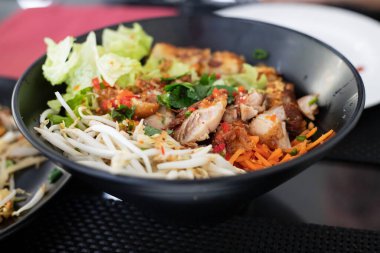 restoranda siyah kase içinde çin salatası