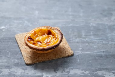 Tipik Portekiz tatlıları seramik zemin üzerinde pastel de nata