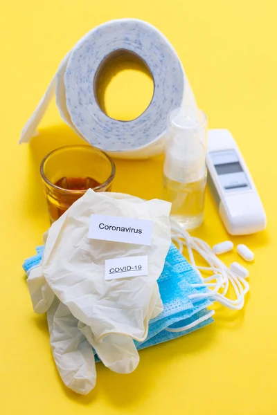 Gezichtsmasker Handschoenen Glas Toiletpapier Gele Achtergrond — Stockfoto