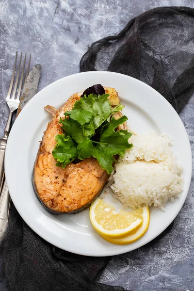 Salmão Frito Com Arroz Fervido Salada Limão Prato Branco — Fotografia de Stock