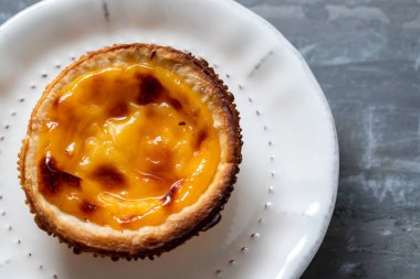 Tipik Portekiz tatlıları pastel de nata 