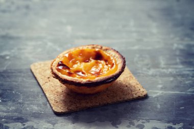 Tipik Portekiz tatlıları pastel de nata 