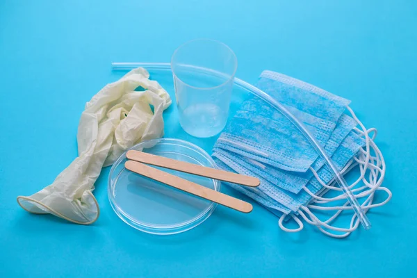 Medisch Masker Handschoenen Ontsmettingsmiddel Blauwe Achtergrond — Stockfoto