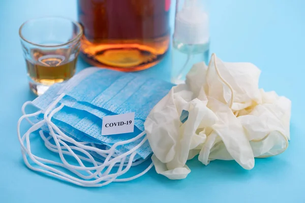 Medisch Masker Handschoenen Alcohol Ontsmettingsmiddel Blauwe Achtergrond — Stockfoto