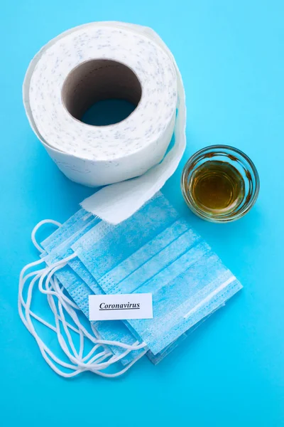 Gezichtsmasker Handschoenen Glas Toiletpapier Blauwe Achtergrond — Stockfoto