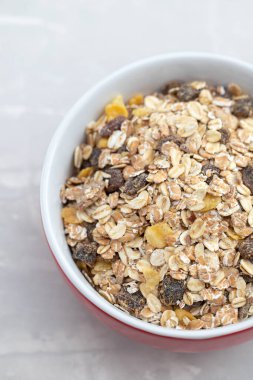 Seramik arkaplanda kuru müsli.