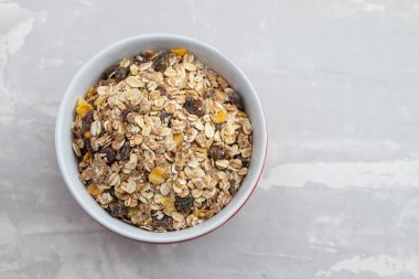 Seramik arkaplanda kuru müsli.