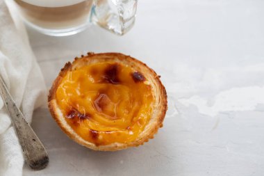 Tipik Portekiz tatlıları pastel de nata ve sütlü kahve.